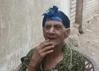 الجنازة تحولت لزفة شعبية .. مسنة مصرية تعود للحياة قبل دفنها
