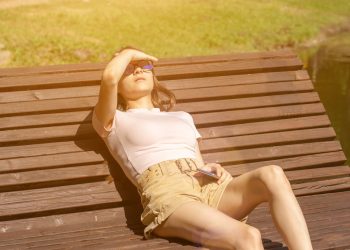 وداعاً لحرارة الصيف.. أقمشة وألوان تبقيك منتعشاً!