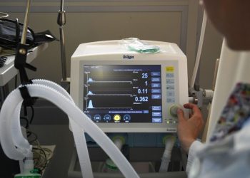 زوجة توقف أجهزة التنفس عن زوجها الخائن بعد تعرضه لنزيف في الدماغ في منزل عشيقته