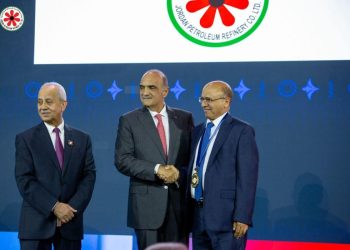 رئيس الوزراء يكرم شركة مصفاة البترول الأردنية