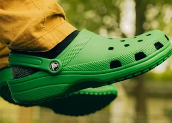 تعرف على قصة صعود حذاء “كروكس” من السخرية إلى العالمية (شاهد)