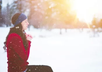 لماذا تبدو درجة الحرارة نفسها مختلفة من مكان لآخر على كوكب الأرض؟