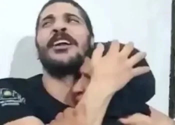 أم تنازلت عن دم ابنها وحضنت قاتله.. صورة هزت المصريين