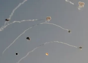 50 صاروخا من لبنان على إسرائيل.. توجيهات إخلاء بالجليل الأعلى