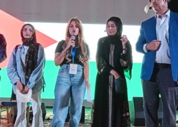 “زعل وخضرة” تتألق في مهرجان جرش في مسرحية “ترند”