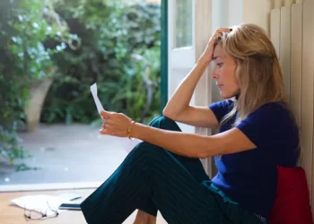 زوجي غادر المنزل بعد أن عثر على مواد إباحية على هاتفي..