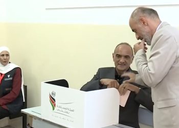 الخصاونة يمزق ورقة الاقتراع.. والهيئة تُعلق