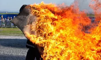 بسبب قرار فصله.. موظف يحرق زميلتيه