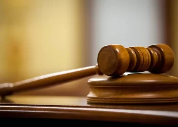 مصرياً يجبر على قتل والدته المسنة المدمنة للمواد المخدرة أثناء تأديبها