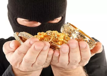 استغل وفاة جدّه.. فسرق الذهب وأحرق منزله