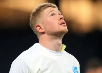 صلاح ودي بروين وأبرز 12 لاعباً ستنتهي عقودهم عام 2025