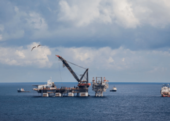 حزب الله يقصف حيفا بأكثر من 50 صاروخا و حقل “ليفياثان” للغاز