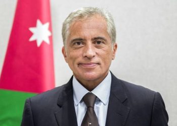 أردنيون يطالبون الحكومة بإعادة النظر في قرار تطبيق  إغلاق المحلات التجارية