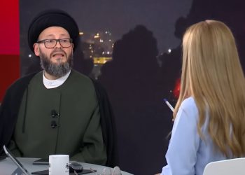 اعلام عبري ينشر صورة لنجم قناة “العربية ” الحسيني في مقر للسفارة الإسرائيلية – صورة