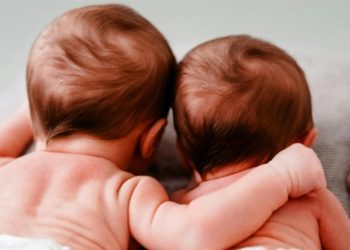 امرأة بـ”رحمين” تنجب توأمين.. ما القصة؟