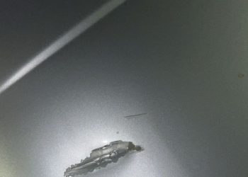 مجهولون يرشقون السيارات بالحجارة على جسر البقعة