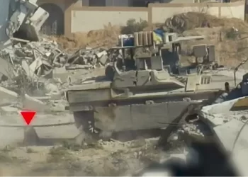 عبوة للقسام تصطاد دبابة ميركافاه بنجاح بعد مرور 3 آليات فوقها