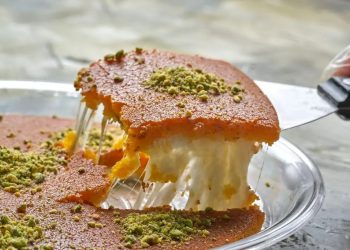 وزع كنافة بعد ان تم اعفاءه من غرامة الملايين للحكومة