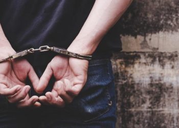 العراق.. شخص عذب والدته المسنة وربطها بالسلاسل ومنع عنها الطعام لتسع أيام