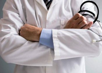 نقيب الأطباء.. لن نسمح بتجاوز تسعيرة لائحة الأجور الطبية المعتمدة