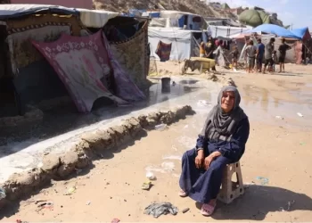 الشتاء يفاقم معاناة النازحين في غزة.. ويتلف 10 آلاف خيمة