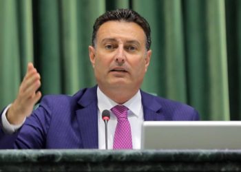 الصفدي للخشمان.. سيارتك أحسن من سيارة الرئيس