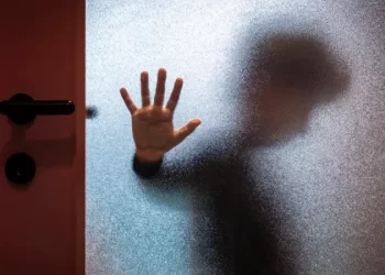 استغلت صغر سنه.. معلمة مصرية تهتك عرض تلميذها