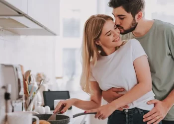 كيف اخلي زوجي يموت فيني ومايشوف غيري