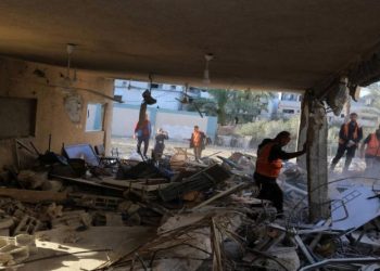 الغزيون يشيعون شهداءهم ودخول مزيد من المساعدات