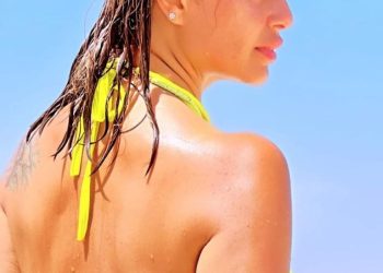 أجرأ 100 إطلالة بالمايوه للفنانات (صور)