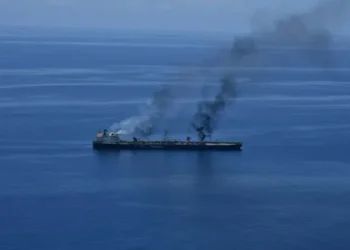 سفن أميركية وبريطانية تعود إلى البحر الأحمر بعد وقف إطلاق النار