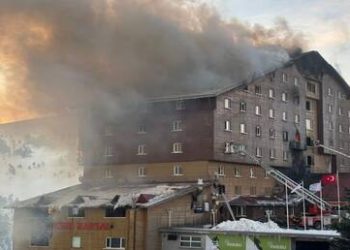 مأساة في منتجع تركي شهير.. حريق يلتهم فندقا ويخلف قتلى وجرحى