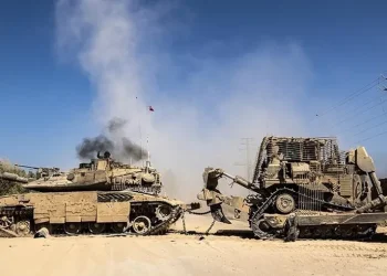 هآرتس: الجيش صادق على خطط لانسحاب سريع من مساحات كبيرة بقطاع غزة