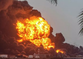 حريق هائل يلتهم زوارق للصيد ومراكب سياحية بمنطقة لبناء السفن في مصر