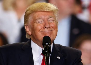 ترامب يلغي قرار تجميد المنح والقروض والمساعدات