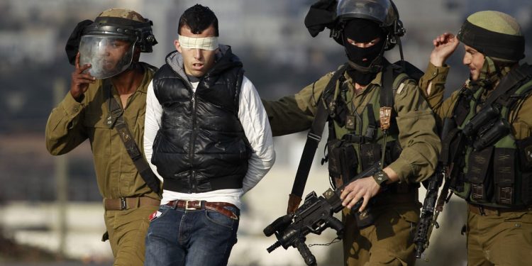 Israeli soldiers arrest a Palestinian during clashes with Israeli troops at a protest against the Jewish settlement of Ofra, in the West Bank village of Silwad, near Ramallah January 17, 2014. REUTERS/Mohamad Torokman (WEST BANK - Tags: POLITICS CIVIL UNREST MILITARY TPX IMAGES OF THE DAY) ORG XMIT: SJS08