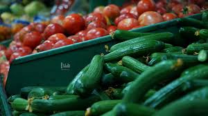 طلاب جامعيون أردنيون يعملون بالتحميل والتنزيل في السوق المركزي