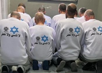 إسرائيل ترد على “دعاية” حماس بنجمة داوود على ملابس الأسرى