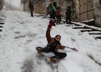 الأردنيون يفقدون الثقة بمقدمي النشرات الجوية بعد غياب “ثلجة جلمود”