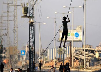 الاحتلال يقطع آخر خط كهرباء يزوّد محطة تحلية مياه في غزة