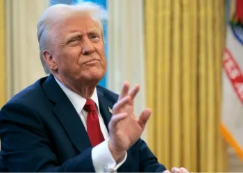 ترامب يتراجع عن خطته للتهجير.. لن يطرد أحد أحدا من غزة