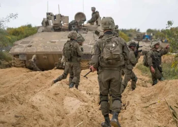 تمهيدًا لقصفها.. إسرائيل تخلي بلدة “بني سهيلا” جنوبي قطاع غزة