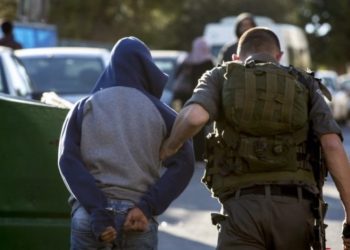 الاحتلال يعتقل مواطنين في الضفة ويحتجز العشرات منهم