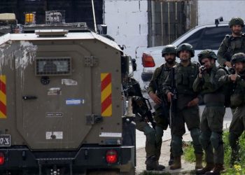 الجيش الإسرائيلي يهجر عائلات قسرا من مخيم العين بنابلس