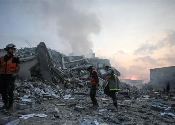 انهيار مبنى سكني قصفته إسرائيل خلال الحرب شمال غزة ونجا نحو 21 فردا