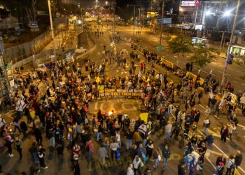 ذوو أسرى يمهلون نتنياهو 24 ساعة لإلغاء قرار قطع الكهرباء عن غزة