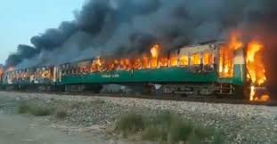 مسلحون يهاجمون قطارا في باكستان.. إطلاق نار واحتجاز رهائن