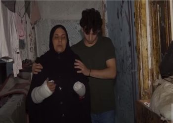 جار يقطع يدي شاب ووالدته أمام المارة في مصر