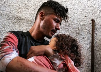 قصف جوي ومدفعي وبحري مكثف ومجازر دامية بحق المدنيين في غزة