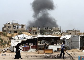 قصف للنازحين والجيش الإسرائيلي يهدد بتوسيع نطاق القتال